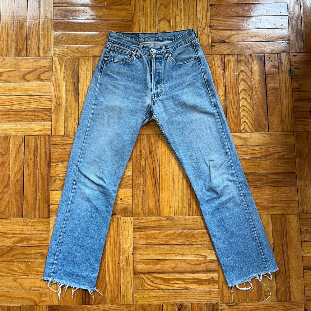 VTG Levi’s 501 Med Light Wash High Rise Cheeky 4 Button Raw Hem Denim Jean 25
